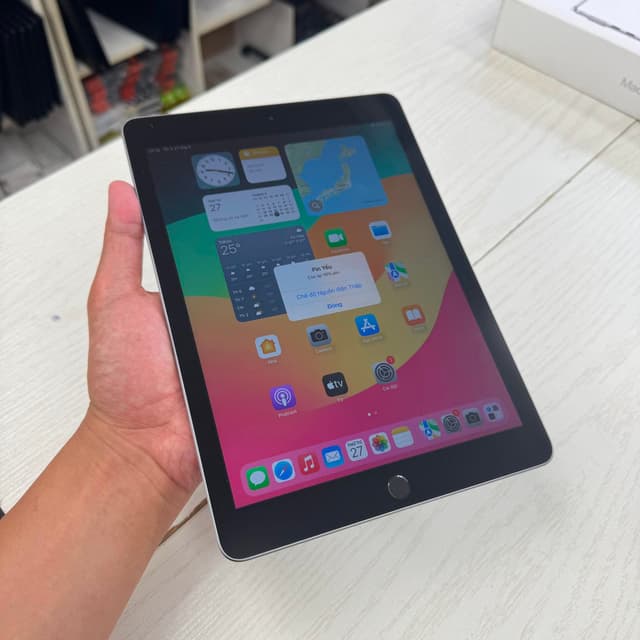7306. Ipad Gen 6 32Gb xám wifi new99 pin89% pk cáp sạc, giá 1man3